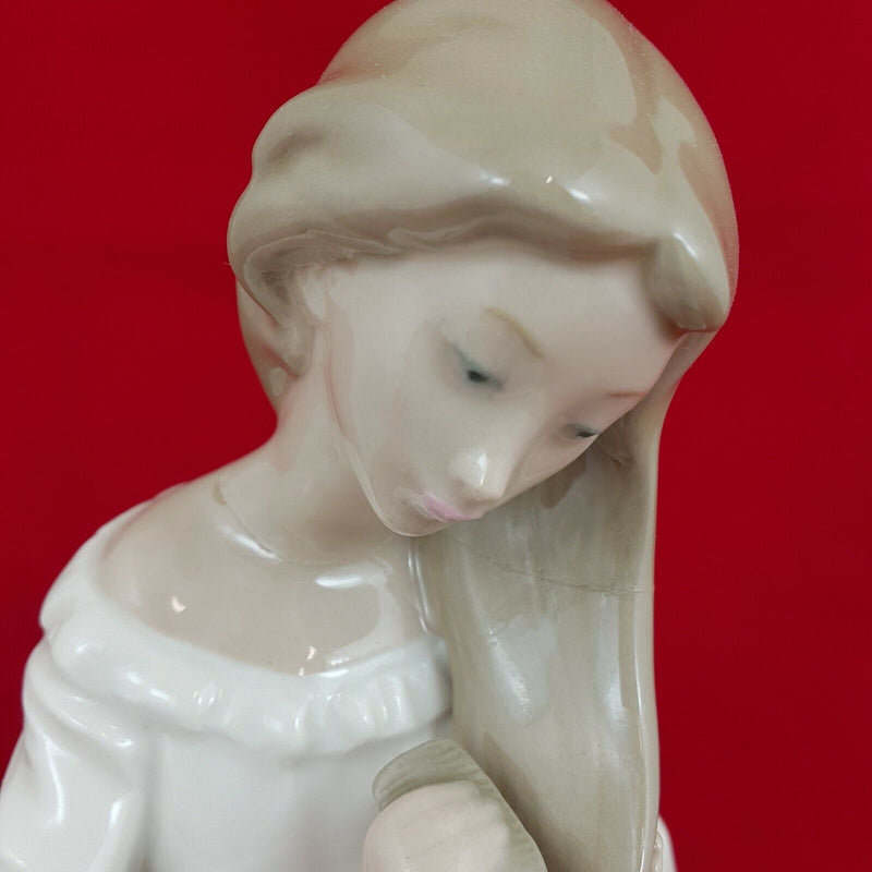 Lladro Nao 0282 - Girl Combing Hair - (Restored) - 6281 L/N