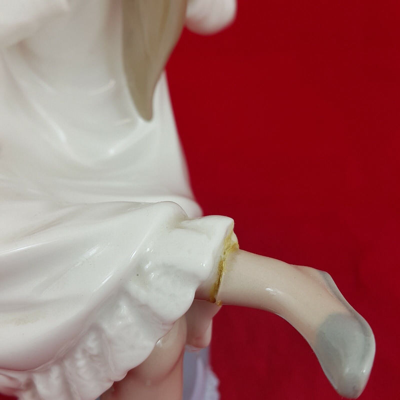 Lladro Nao 0282 - Girl Combing Hair - (Restored) - 6281 L/N