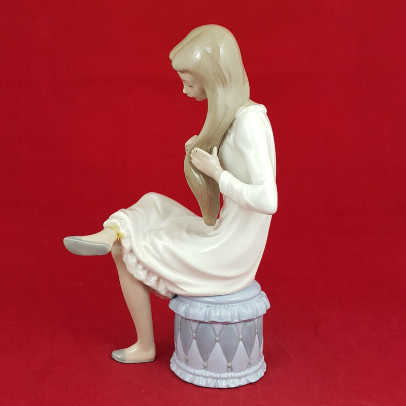 Lladro Nao 0282 - Girl Combing Hair - (Restored) - 6281 L/N