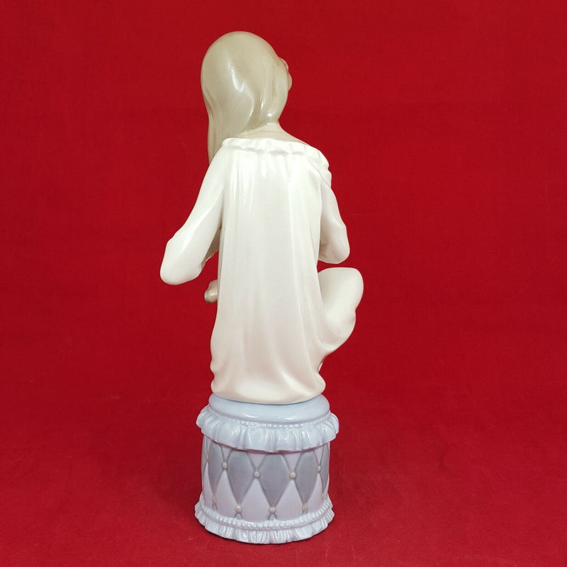 Lladro Nao 0282 - Girl Combing Hair - (Restored) - 6281 L/N