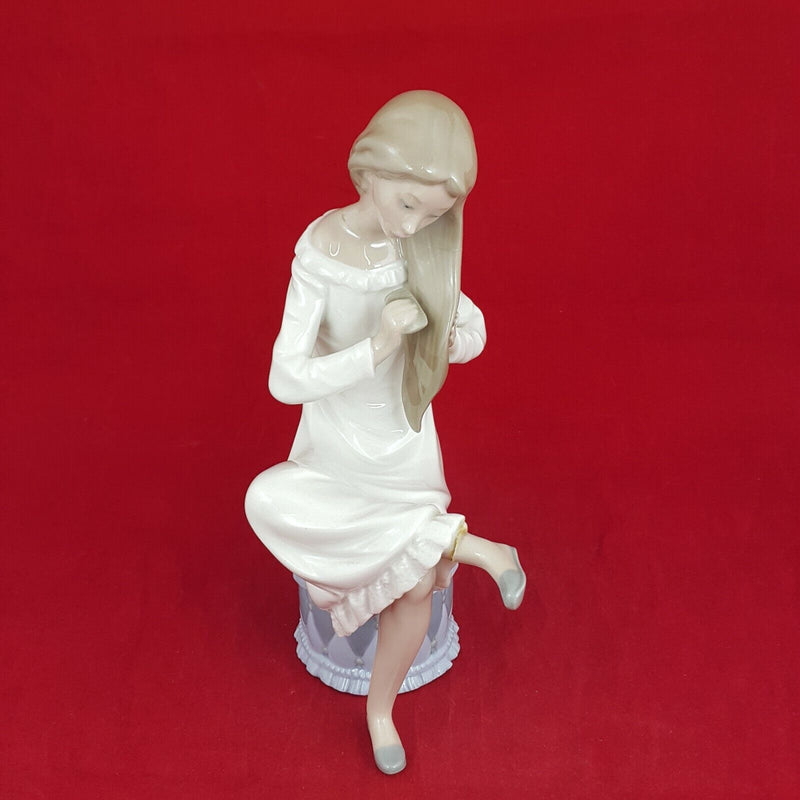 Lladro Nao 0282 - Girl Combing Hair - (Restored) - 6281 L/N