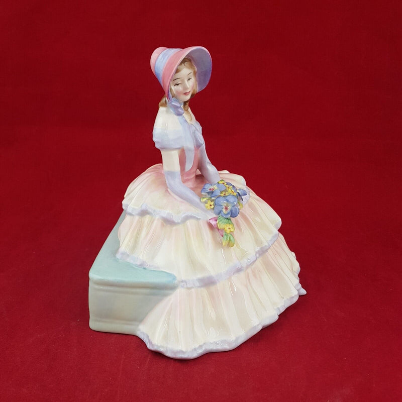 Royal Doulton Figurine HN1731 - Daydreams - 6863 RD