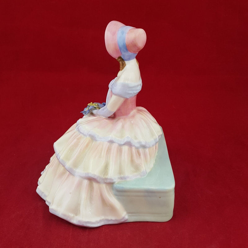 Royal Doulton Figurine HN1731 - Daydreams - 6863 RD