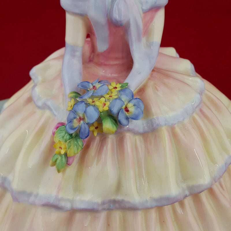 Royal Doulton Figurine HN1731 - Daydreams - 6863 RD