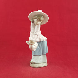 Nao By Lladro - Girl In Pink Poncho & Bonnet - L/N 2088