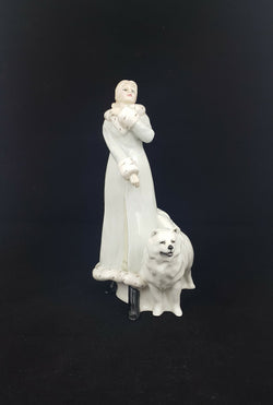 Royal Doulton Figurine A Winters Walk HN3052