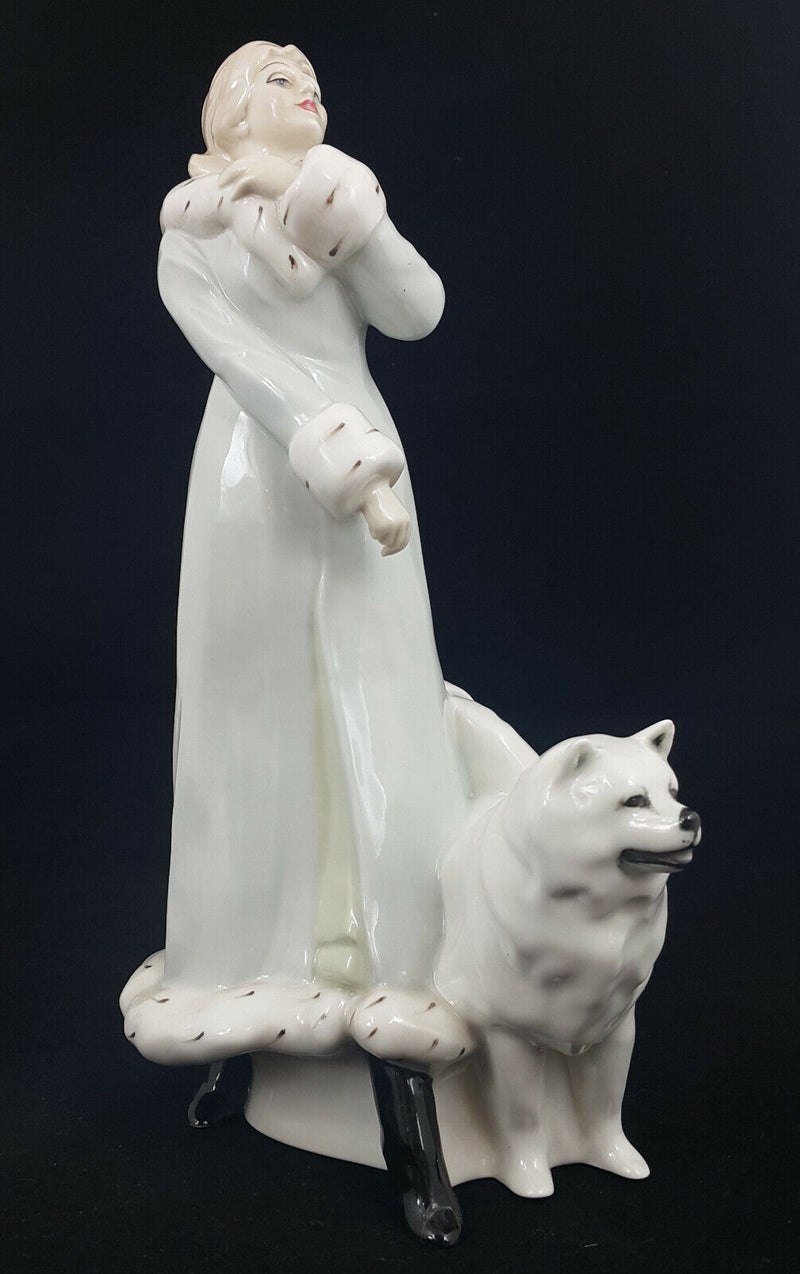 Royal Doulton Figurine A Winters Walk HN3052