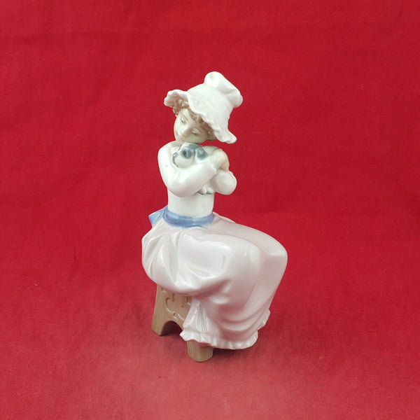 Lladro Nao Figurine 1049 A Big Hug / Girl Sitting With Puppy - 8971 L/N