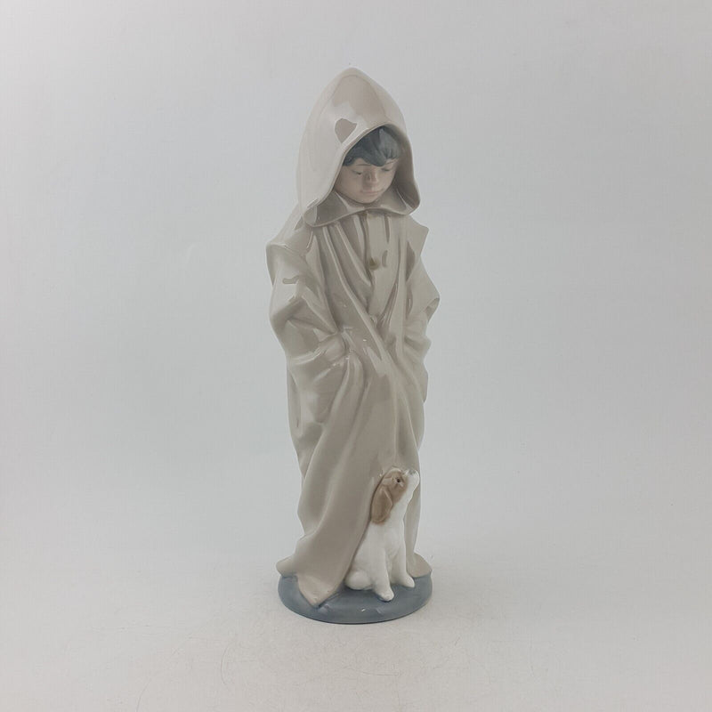 Nao By Lladro - Boy In Hooded Cloak With Dog 0354 - 8967 L/N