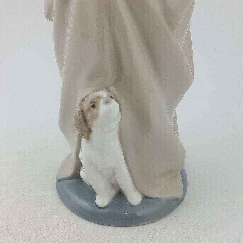 Nao By Lladro - Boy In Hooded Cloak With Dog 0354 - 8967 L/N