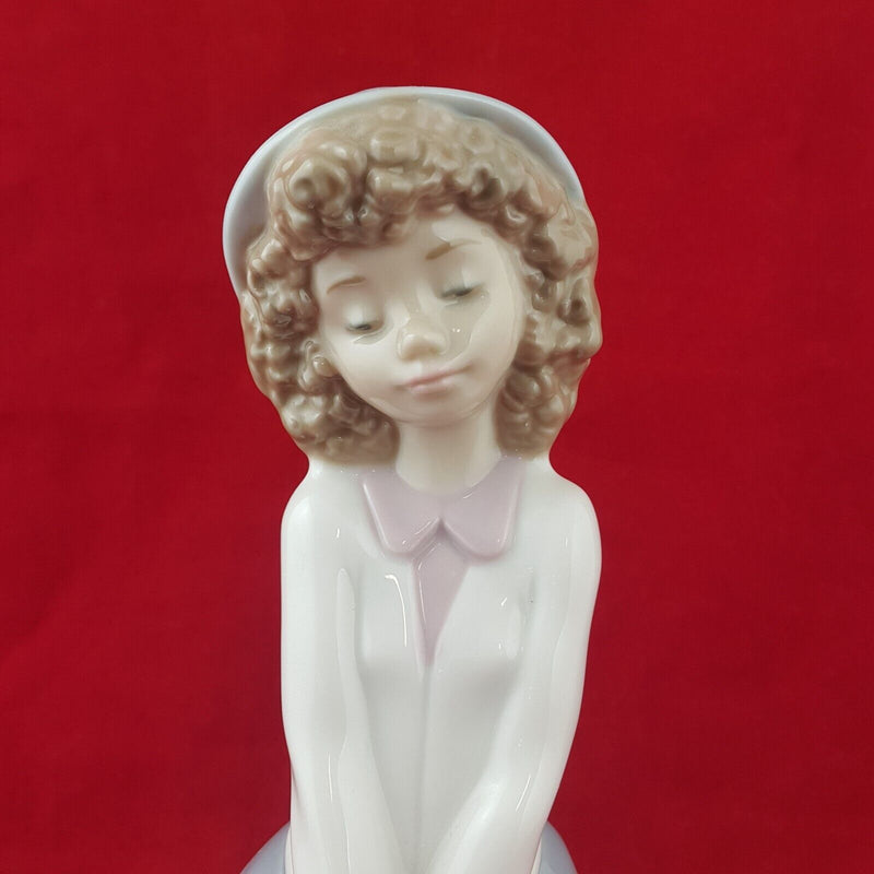 Lladro Nao - Too Cute / Girl With Purse 1121 - L/N 8968