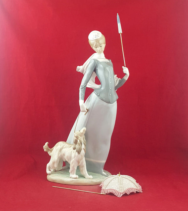 Llardo Figurine - Lady With Shawl And Dog 4914 (restored) - L/N 3651