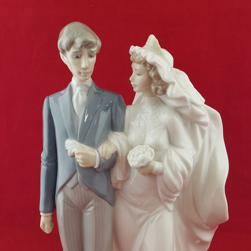 Nao By Lladro Porcelain Figurine 1247 Bride and Groom Wedding Couple - 7980 L/N