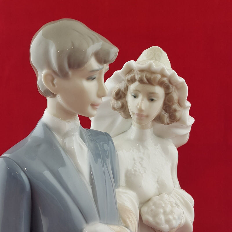 Nao By Lladro Porcelain Figurine 1247 Bride and Groom Wedding Couple - 7980 L/N