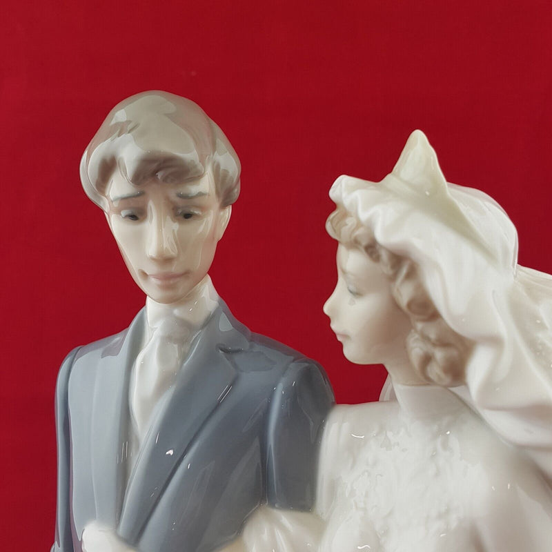 Nao By Lladro Porcelain Figurine 1247 Bride and Groom Wedding Couple - 7980 L/N