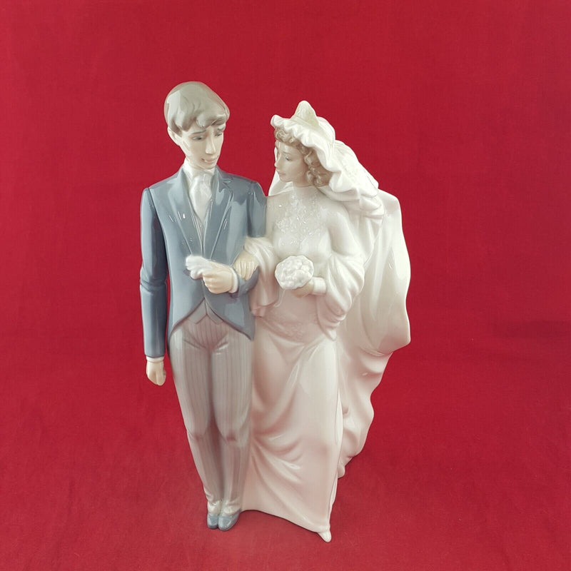 Nao By Lladro Porcelain Figurine 1247 Bride and Groom Wedding Couple - 7980 L/N