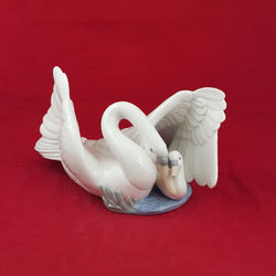 Lladro  Nao Figurine 1358 - The Little Swan - 6575 L/N