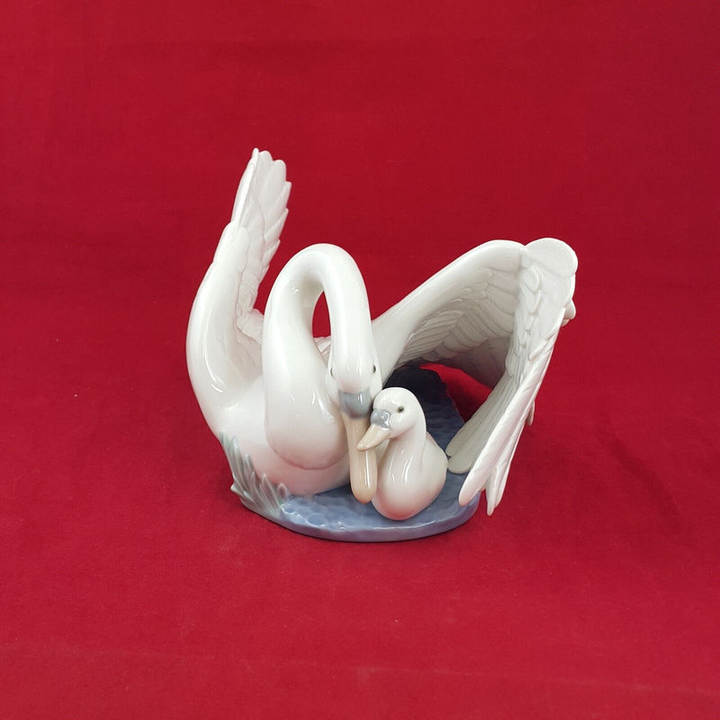 Lladro  Nao Figurine 1358 - The Little Swan - 6575 L/N