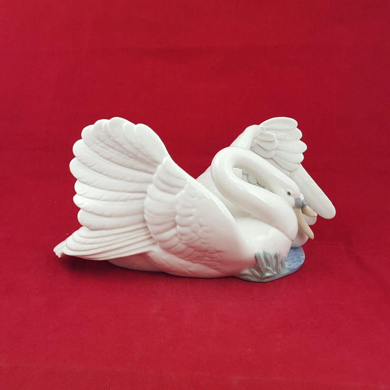 Lladro  Nao Figurine 1358 - The Little Swan - 6575 L/N