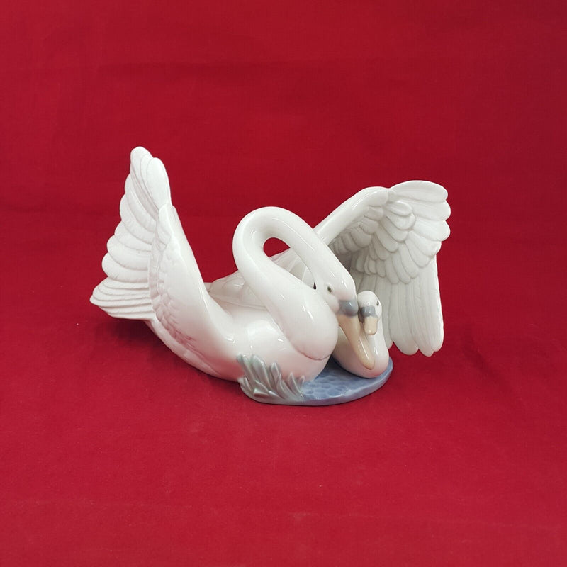 Lladro  Nao Figurine 1358 - The Little Swan - 6575 L/N