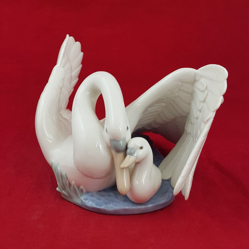 Lladro  Nao Figurine 1358 - The Little Swan - 6575 L/N