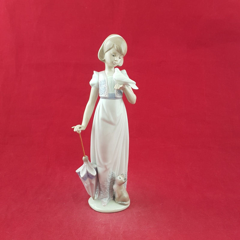 Nao by Lladro Figurine 7611 Summer Stroll - 7582 L/N