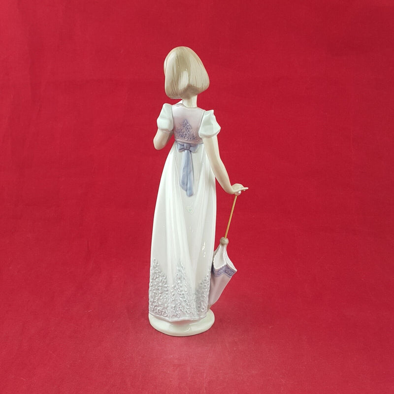 Nao by Lladro Figurine 7611 Summer Stroll - 7582 L/N