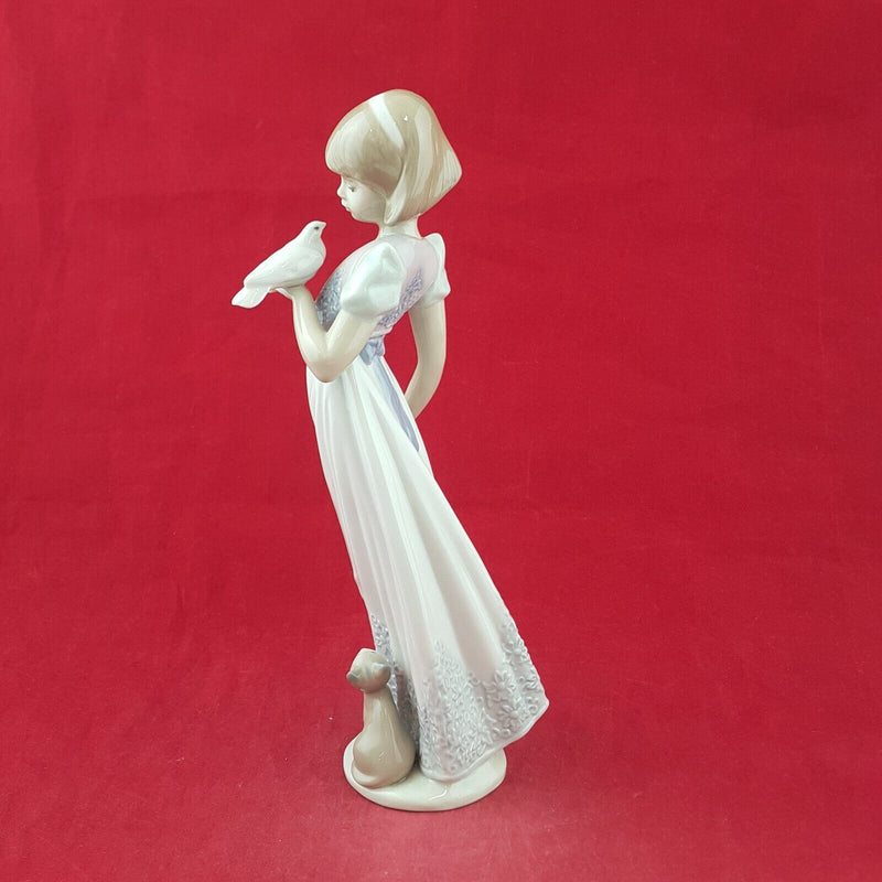 Nao by Lladro Figurine 7611 Summer Stroll - 7582 L/N