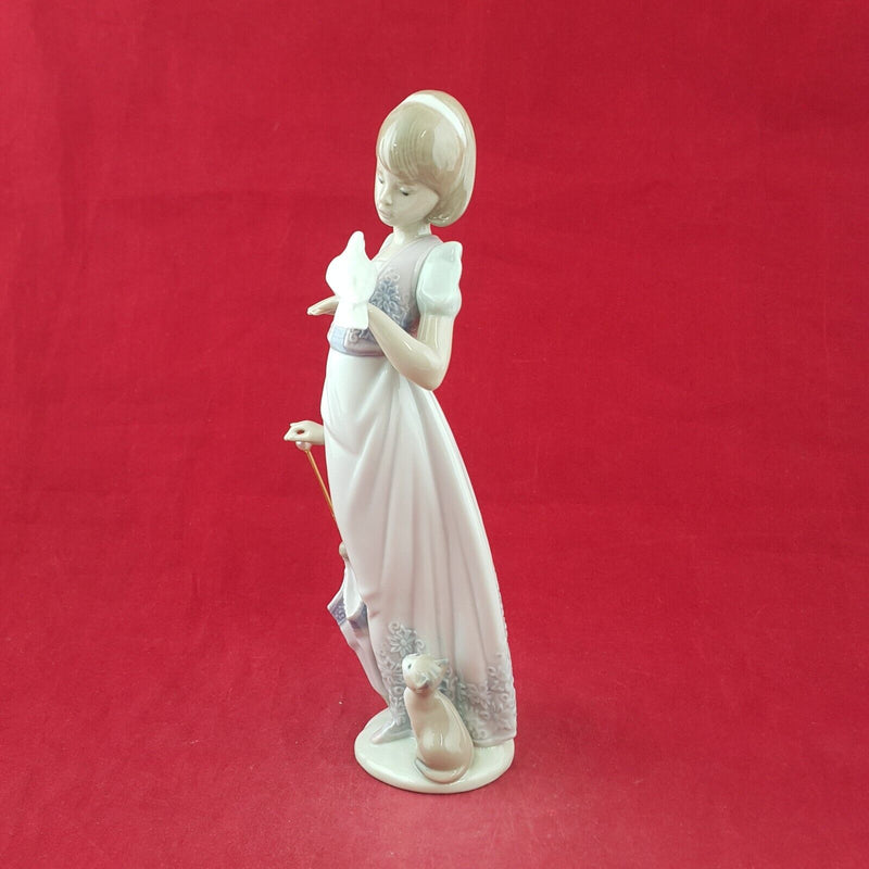 Nao by Lladro Figurine 7611 Summer Stroll - 7582 L/N