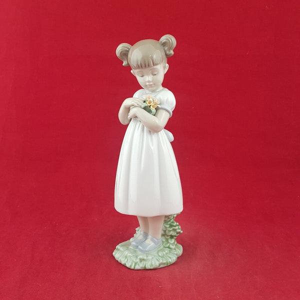 Nao by Lladro - Flowers For Mommy 8021  - 7695 L/N