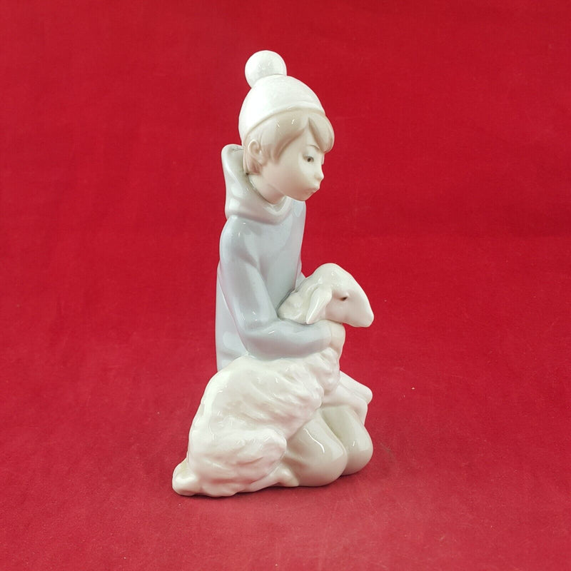 Lladro Figurine 4676 - Shepherd with Lamb - 7598 L/N