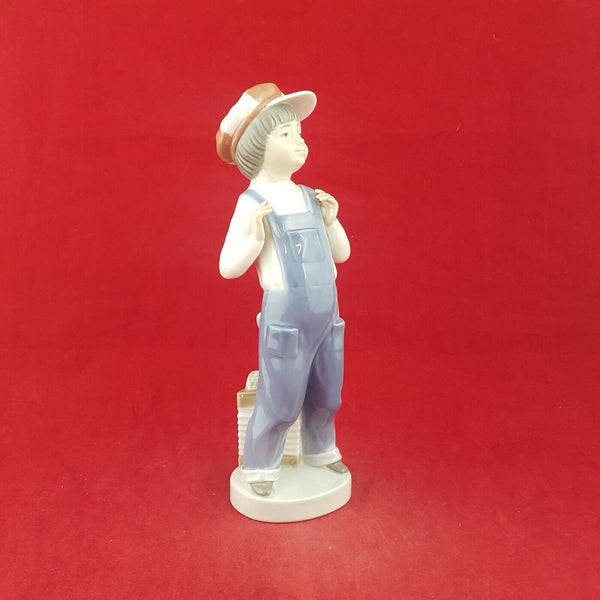 Nao by Lladro Figurine 4898 - Boy From Madrid - 7696 L/N