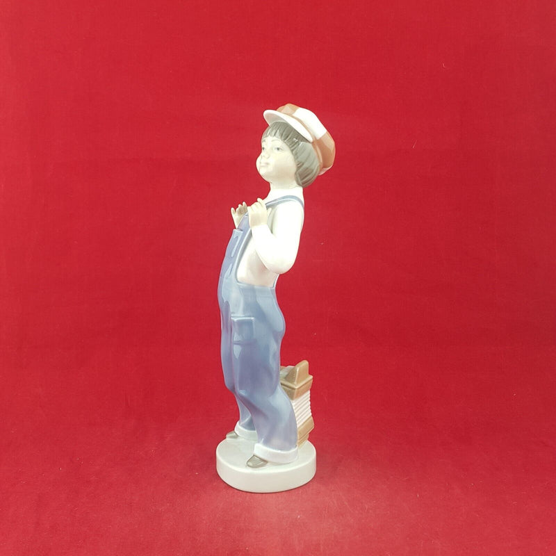 Nao by Lladro Figurine 4898 - Boy From Madrid - 7696 L/N