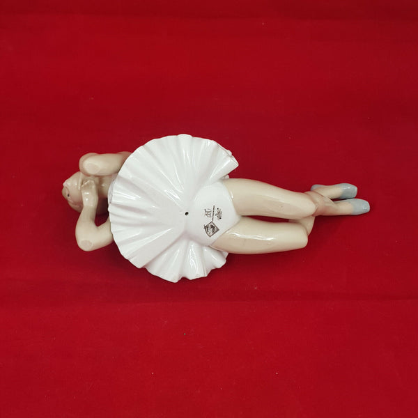 Nao by Lladro - Pensive Ballet (faint scratch)