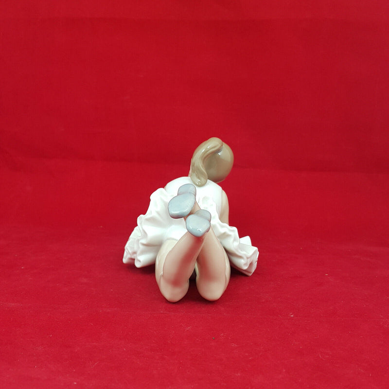 Nao by Lladro - Pensive Ballet (faint scratch)