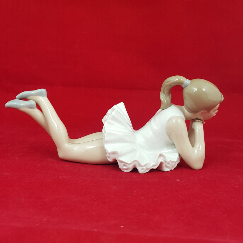 Nao by Lladro - Pensive Ballet (faint scratch)