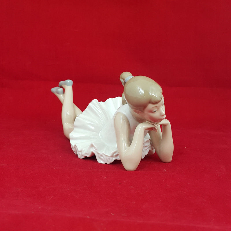 Nao by Lladro - Pensive Ballet (faint scratch)