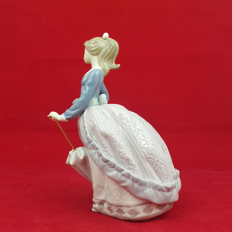 Lladro 5212 Lady with Parasol - Evita