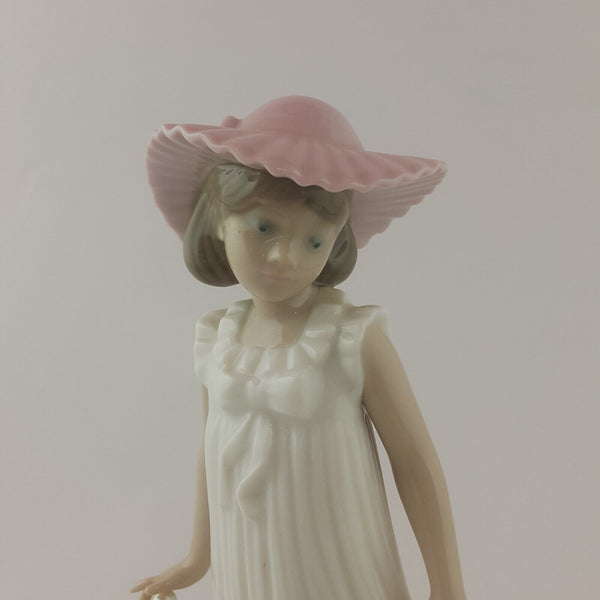 Lladro Nao Figurine 1126 April Showers - 8970 L/N