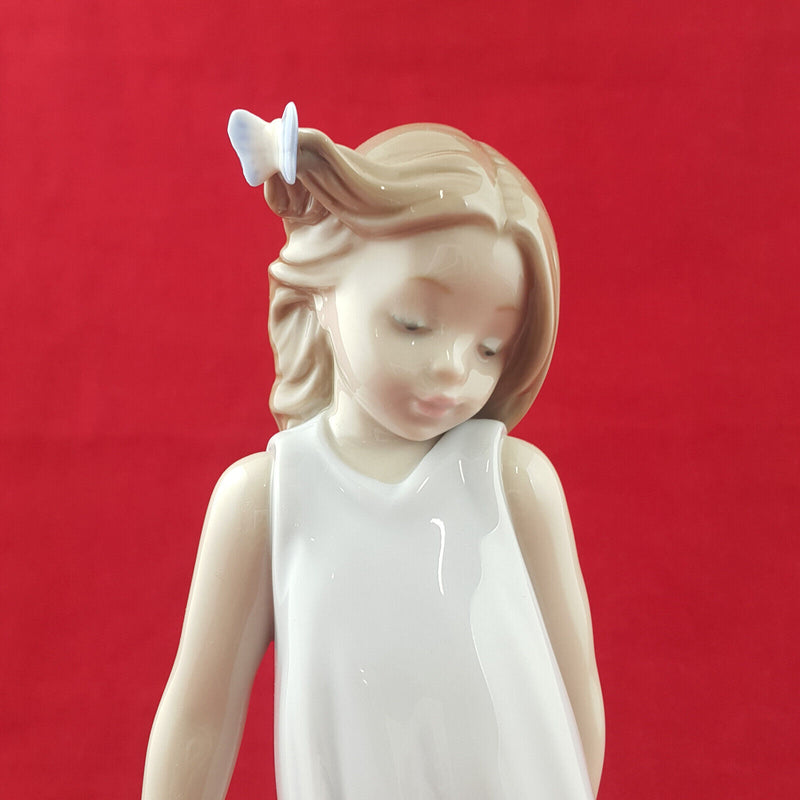 Lladro Figurine - Friend of The Butterflies Girl 6963 (Boxed) - L/N 3620