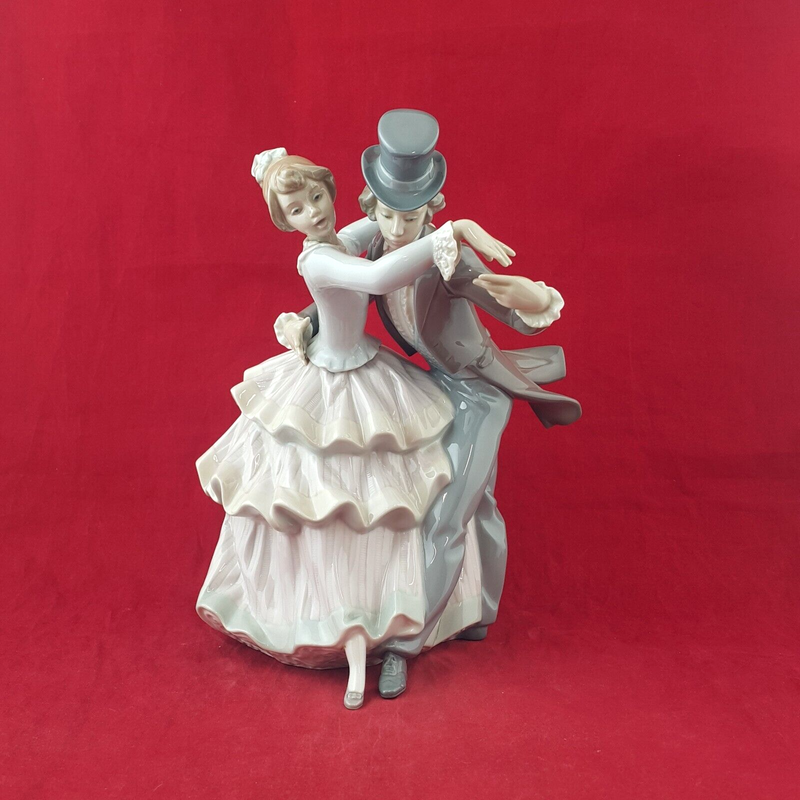 Lladro Porcelain Figurine 5799 Shall We Dance Couple Dancing - 8050 L/N