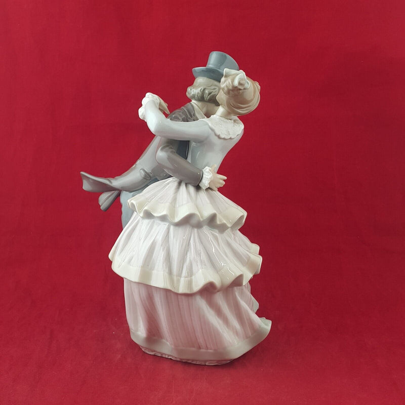 Lladro Porcelain Figurine 5799 Shall We Dance Couple Dancing - 8050 L/N