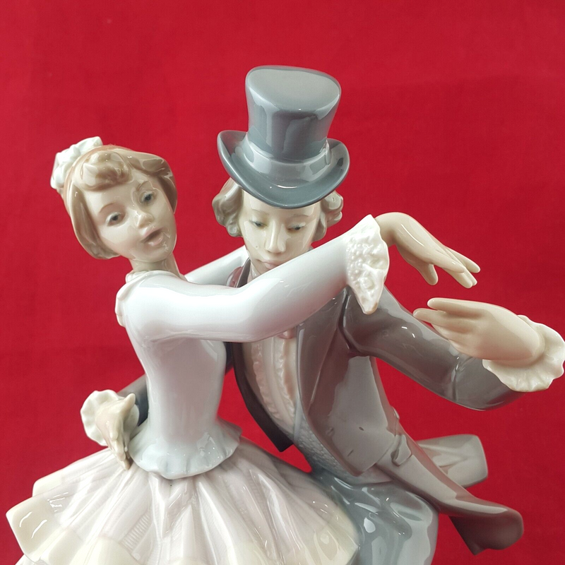 Lladro Porcelain Figurine 5799 Shall We Dance Couple Dancing - 8050 L/N