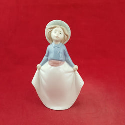 Nao By Lladro Figurine Girl Holding Up Her Skirt - 8148 L/N