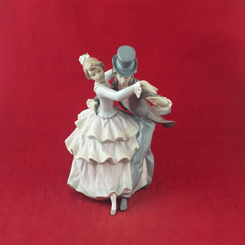 Lladro Porcelain Figurine 5799 Shall We Dance Couple Dancing - 8050 L/N