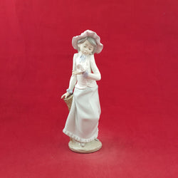 Nao By Lladro Figurine 0320 Girl Holding Dove - 8156 L/N