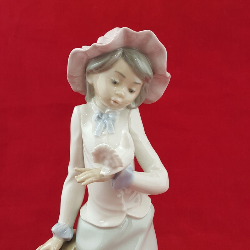 Nao By Lladro Figurine 0320 Girl Holding Dove - 8156 L/N