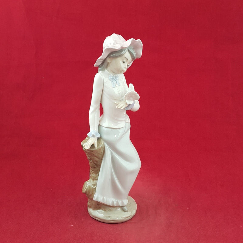 Nao By Lladro Figurine 0320 Girl Holding Dove - 8156 L/N