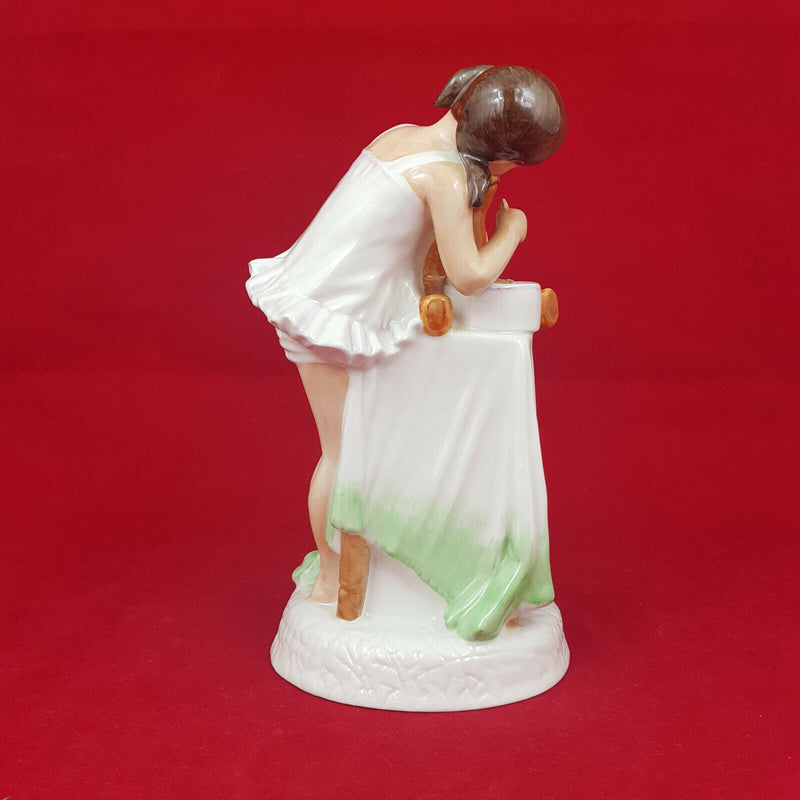 Royal Doulton Figurine - And One For You HN2970 – 260 RD