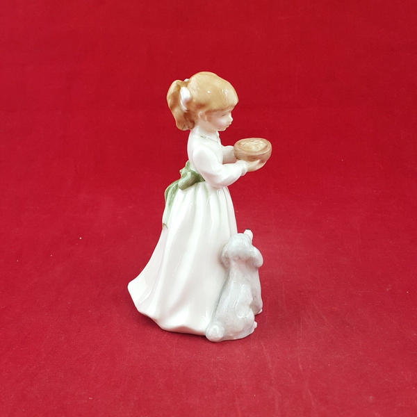 Royal Doulton Figurine 3726 - Dinnertime - 7260 RD